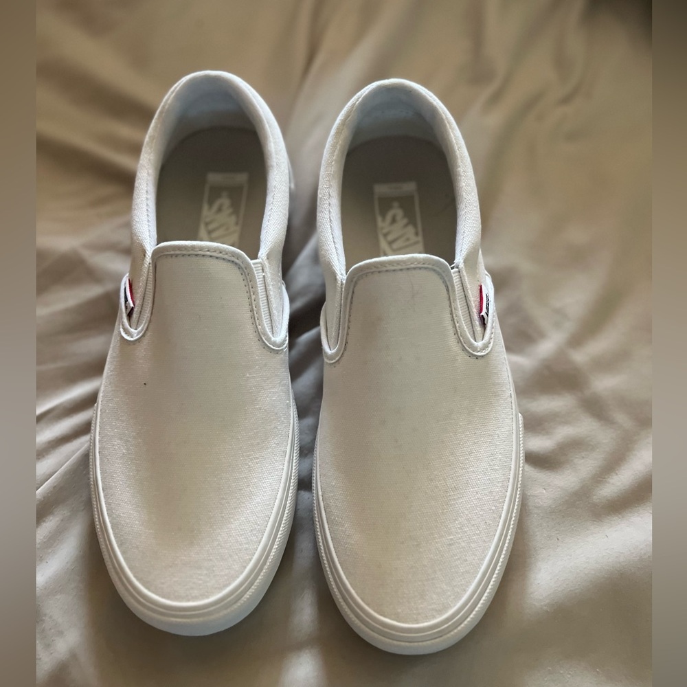 Men’s 8.5 slip-on white VANS